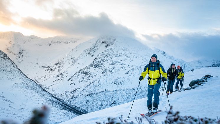 Les og lær: Sikkerhet i fjellet handler om kunnskap. Her får du en liten leksjon om skredterreng av Jostein Aasen, Tindevegleder i Norgesguidene og snøskredvarsler i NVE / varsom.no . Foto: Hans Kristian Krogh-Hanssen / Bergans