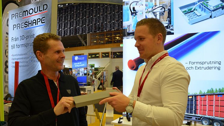 Hans Bergersäter, at left, and purchaser Philip Kjellander present A-Plast’s own wood-plastic composite in the Småland stand at Elmia Subcontractor.