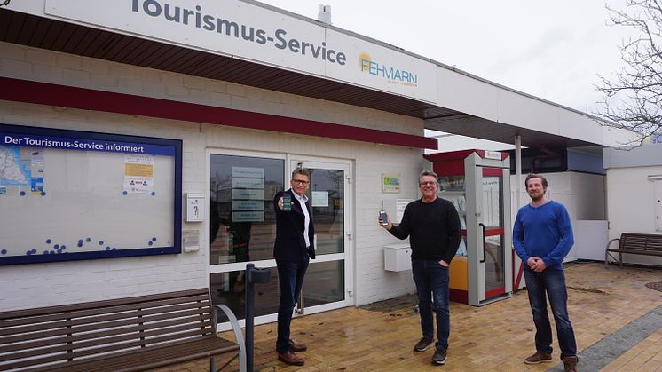 Tourismusdirektor Oliver Behncke, Koordinator Michael Haye und Björn Faltis, Geschäftsführer der Guide2 GmbH stellen die neue Kurkarten-App WELCMpass vor. ©TSF
