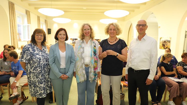 Freuten sich auf die erste Fachtagung Hauswirtschaft bei Hephata seit drei Jahren: Beate Nebel, Jana Achtert, Dr. Elke Jaspers, Annette Müller-Sgundek und Dr. Michael Gerhard. (von links; Foto: Melanie Schmitt)