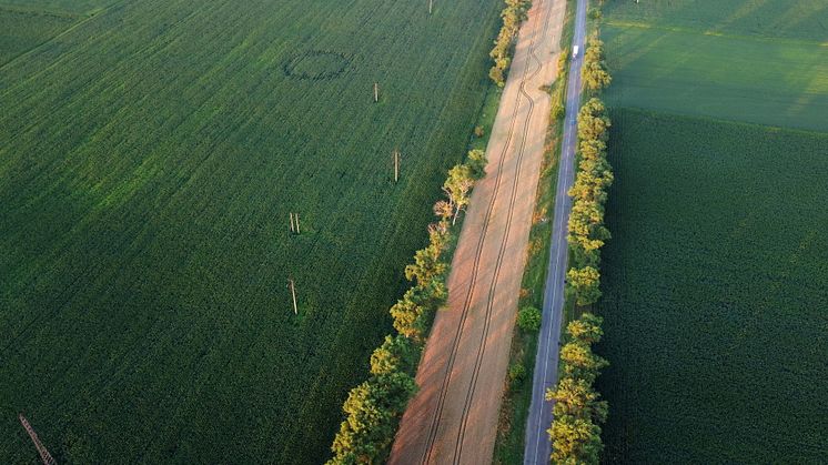 Jordfordeling er det værktøj, der kan løse puslespillet for den enkelte ejendom og give store besparelser på grund af mindre kørsel mellem markerne og mindre transport af græs, gylle mm.. Foto: PR.