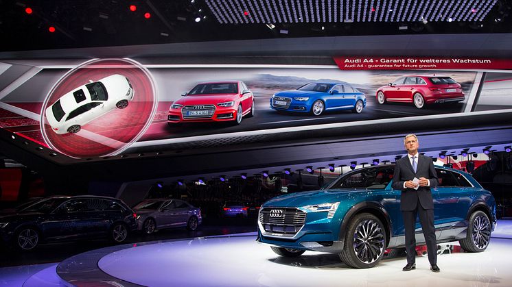 Rupert Stadler, CEO for AUDI AG, ved siden af Audi e-tron quattro concept på Frankfurt International Auto Show 2015