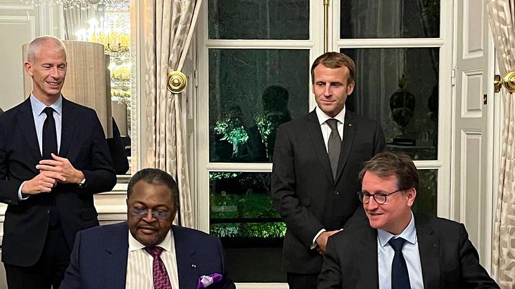 Signature par Mike Adenuga Jr., Président de Globacom et Rodolphe Belmer, Directeur général d’Eutelsat, en présence du Président de la République française, Emmanuel Macron et de Franck Riester, Ministre délégué chargé du Commerce extérieur