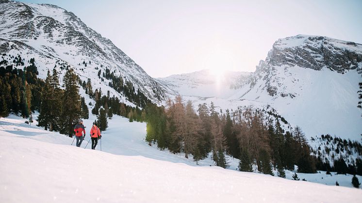 Winterlandschaften laden dazu ein, neue Wege auszuprobieren, alten Trampelpfaden zu folgen, deine ganz eigene Spur durch unberührte Schneeflächen zu ziehen.