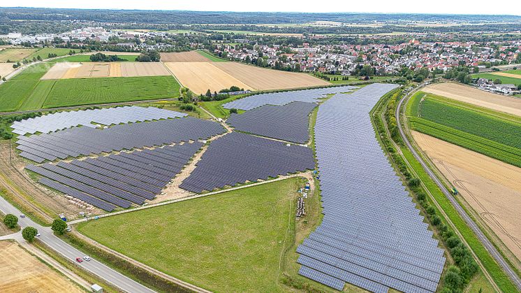Der Solarpark Bobingen 2 ist eine Erweiterung des bestehenden Solarparks der LEW BürgerEnergie, der dort bereits seit 2013 erfolgreich Sonnenstrom erzeugt. (Thorsten Franzisi / LEW)