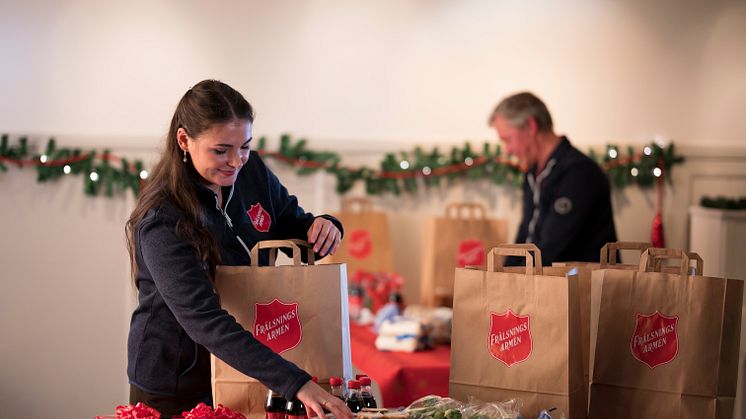Julkampanjen beskriver hur Frälsningsarmén möter människor i akut behov av hjälp med mat, julklappar och samvaro. Foto: Jonas Nimmersjö (kampanjbild) 