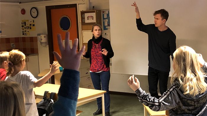 Frida Sundström och Johan Carlberg från Improverket planerar tillsammans med eleverna på Oxledsskolan inför torsdagens föreställning på Kulturum.