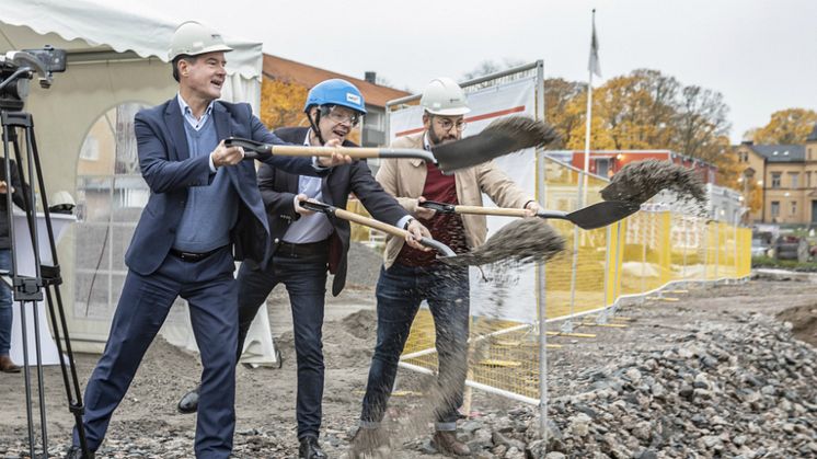 Spadtag med schvung! Fr v Mårten Lilja, vice vd Riksbyggen, Mårten Rydell, affärschef NCC och Muharrem Demirok, ordförande i Samhällsbyggnadsnämnden, Linköpings kommun. Foto: Fotograf Ekenblom