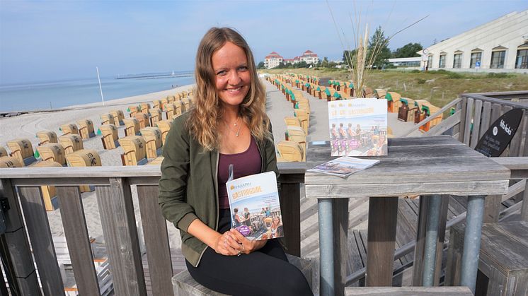 Marketingmitarbeiterin Lina Rotte präsentiert den neuen Gastroguide der Insel © Tourismus-Service Fehmarn