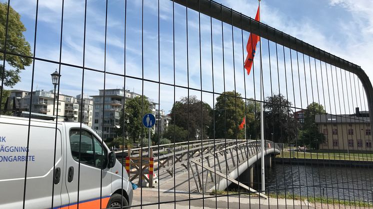 Arbetet med att byta ut Gamletullsbron har påbörjats. Gång- och cykelbron är avstängd för trafik mellan den 5 augusti och den 15 november.