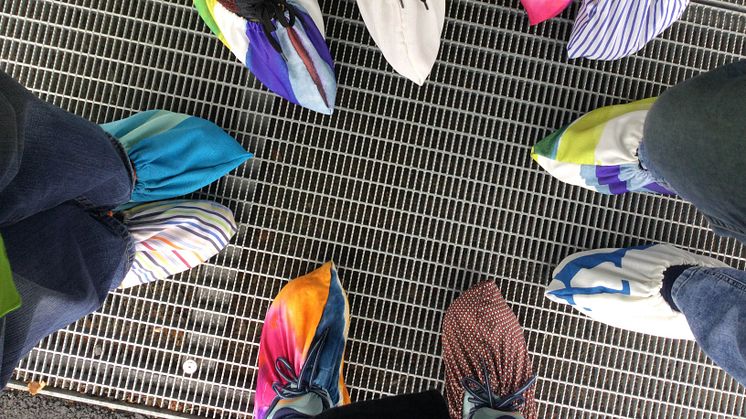 Besökare i Teknikens hus i Kungsbacka kan numera använda skoskydd av tyg istället för plast. Foto: Kungsbacka kommun