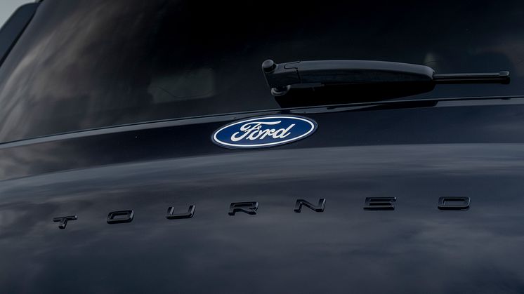 Ford E-Tourneo Custom_Titanium_X (8).jpg