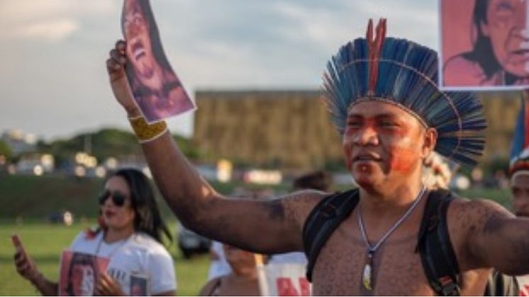 Oprindelige folk protesterer i Brasilien mod den stigende mordrate imod dem. Foto: Mongabay