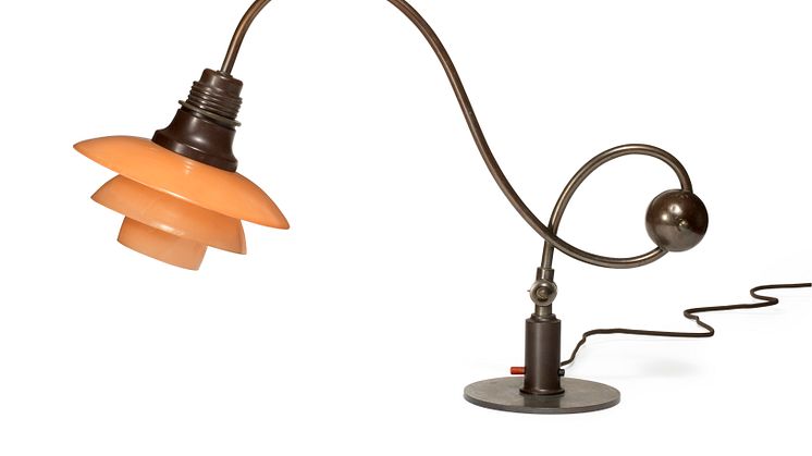 Poul Henningsen- "PH-2:2". Klaverlampe. Justérbar bordlampe med stel af bruneret messing. Originale skærme af rosa matglas.