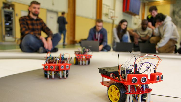 Studenterna har trimmat och tränat inför högskolans robotrace i flera veckor.