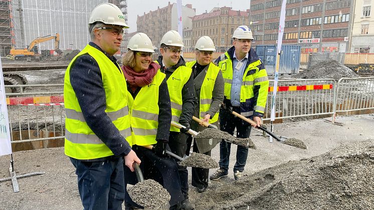 Peter Nordman, driftschef Coop Väst, Johanna Frelin, vd Riksbyggen, Johannes Hulter, kommunalråd, Lena Andersson, vd Älvstranden Utveckling och ﻿Tobias Ekstedt, distriktschef Skanska Sverige AB.