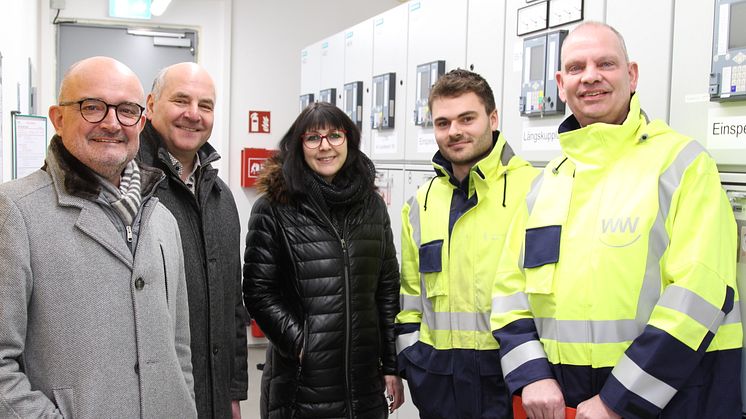 Gestalten die Energiezukunft: Andreas Speith, Geschäftsführer WW, Bürgermeister Schloß Holte-Stukenbrock Hubert Erichlandwehr sowie von WW Kommunalbetreuerin Christiane Rüsel, Bauplaner Erik Finke und Betriebsstellenleiter Ulrich Halsband (v.l.)