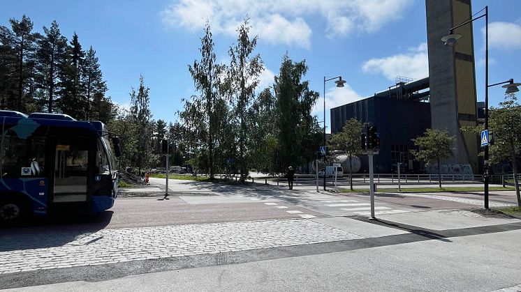 Där gång- och cykelvägen Akademileden korsar Gösta Skoglunds väg på campusområdet kommer bussar att ha företräde. Detta görs för att öka kollektivtrafikens framkomlighet.