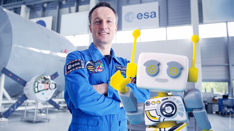 Matthias Maurer lädt PLAYMOBIL-Figur auf die ISS ein