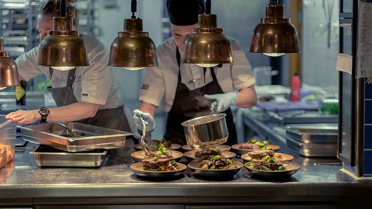 Omsorgsfull matlagning i köket av säsongens lokala råvaror. 