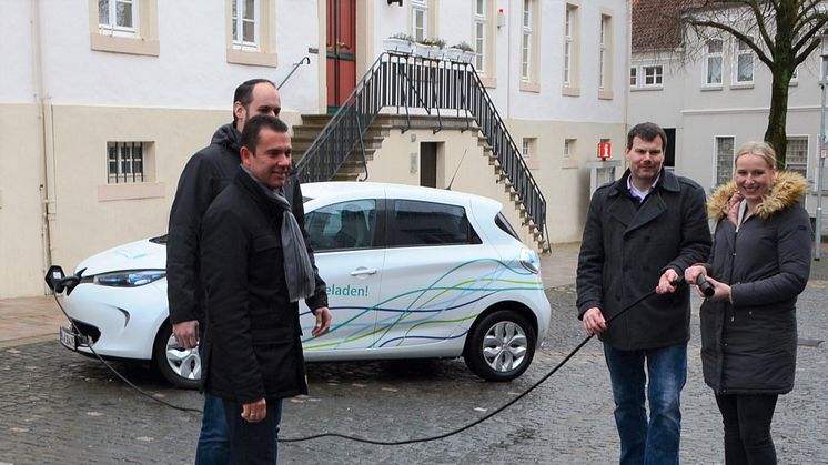 Sind schon gespannt auf die Testläufe mit dem E-Auto von Westfalen Weser Energie (v. l.): Bürgermeister Carsten Torke, dahinter A. Rauer, Klimaschutzmanager, Michael Hillen, Zentrale Dienste, (alle Stadt Steinheim) und Leonie Riekschnietz, WWN.