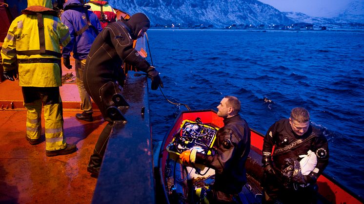 Etter et fiberbrudd i ekstremværet i januar 2015, måtte dykkere hente opp og reparere en 18 tonns sjøkabel på Lopphavet.