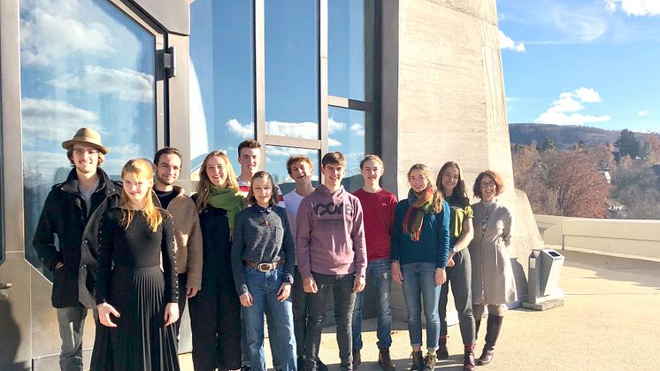 Vorbereitungsgruppe Schülertagung ‹Courage› auf der Terrasse des Goetheanum (Foto: Jugendsektion)