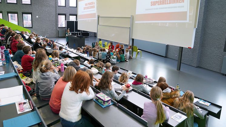 Interessierte Kinder in einer der 5 Vorlesungen – hierz zum Thema „Von Prinzen und Superheldin-nen“  