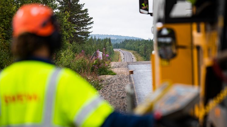 Svevia har fått uppdrag att utför bärighetshöjande åtgärder längs E45 mellan Akkavare och Moskosel. Foto: Simon Eliasson