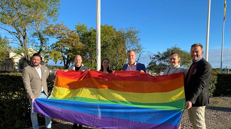 Kommunalråd Lucas Lodge, Simon Nord från Oskarshamns Pride, kommunikationschef Maria Ihse, kommunalråd Andreas Erlandsson, Linn Engelholm från Oskarshamns Pride och kommundirektör Henrik Andersson hissade prideflaggan på måndagsmorgonen. 