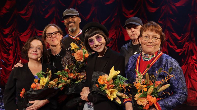 Från vänster: Siri Hamari, Mia Englund, Damon Frost, Laleh Pourkarim, Leif Elggren och Katarina Spik Skum. Fotograf: Karolina Pahlén/Konstnärsnämnden.