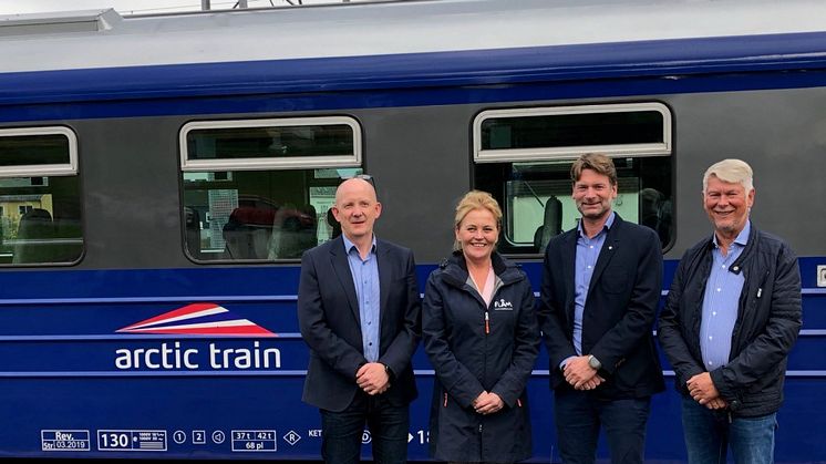 Flåm AS vert medeigar i Arctic Train. Frå venstre Karl Aksel Vik (Taraldsvik AS, styreleiar i Arctic Train Holding), Solrun Hjelleflat (dagleg leiar Flåm AS), Kjetil Strand (dagleg leiar PRS Holding AS) og Per Strand (styreleiar PRS Holding AS)