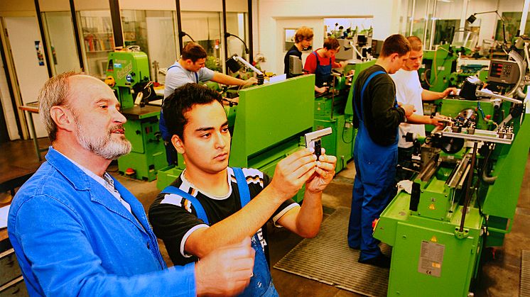 Das Handwerk bietet eine so spannende wie zukunftssichere Perspektive. Doch große Pläne verlangen eine solide Basis, auch in Sachen Absicherung. Foto: SIGNAL IDUNAn