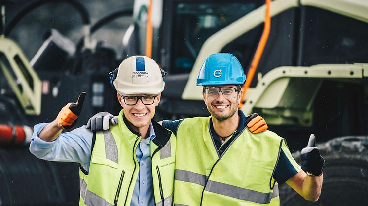 Joakim Käpynen, produktionsledare på Skanskas anläggning Vikan Kross och Uwe Müller, överordnad projektledare för Electric Site på Volvo CE