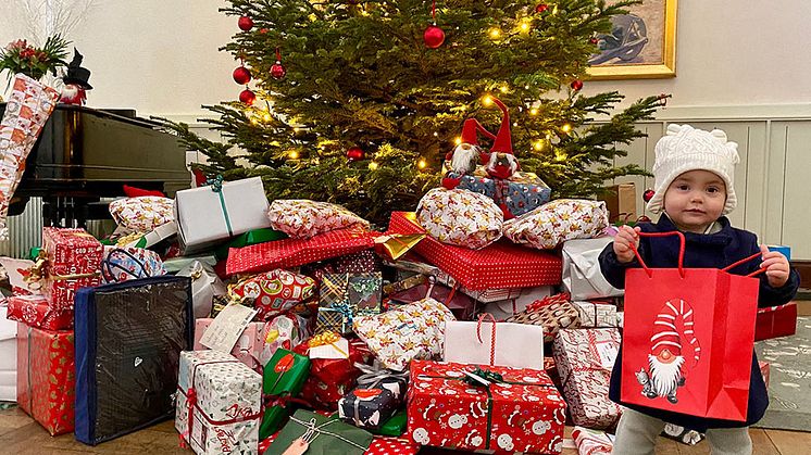 Varmt och hjärtligt välkomna att vara med i årets julklappsinsamling 💖 Från och med den 1 december kan alla som vill sprida extra julglädje lämna julklappar till socialt utsatta barn under herrgårdens julgranar på Högberga Gård..