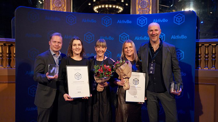 På plats och tog emot Kundkristallen på Berns var fr. v. Semi Miettinen, Fastighetsskötare, Elin Ignell, Kommunikatör, Kristina Liljeblad, Uthyrare, Caroline Hedlund, Förvaltare och Peter Lundgren, utvecklingsansvarig Bostad