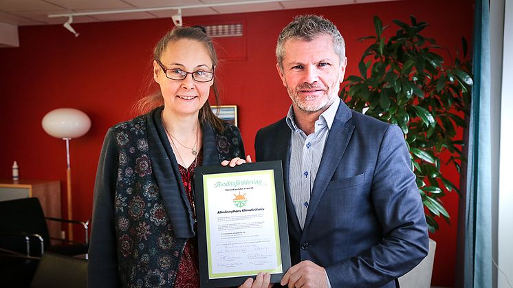 Helén Ohlsson, styrelseordförande Familjebostäder och Per-Henrik Hartmann, VD med signerad avsiktsförklaring