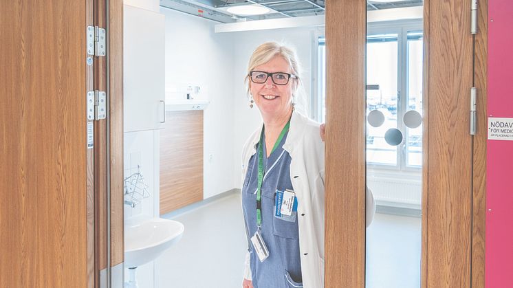 – Den nya vårdbyggnaden är utformad för patienten. Varje patient får eget vårdrum med egen dusch och toalett, vilket bidrar till högre patientsäkerhet och minskad smittorisk, berättar Birgitta Sandholm, vårdenhetschef för kirurgen på Södersjukhuset