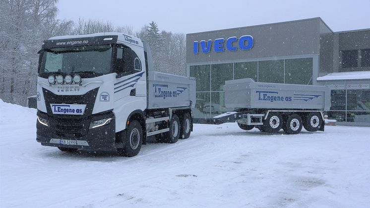 Nye IVECO X-Way AS300X57 6x4 med Spartveit påbygg og Spartveit dumperkjerrer utenfor IVECO Norges anlegg på Vøyenenga i Bærum.