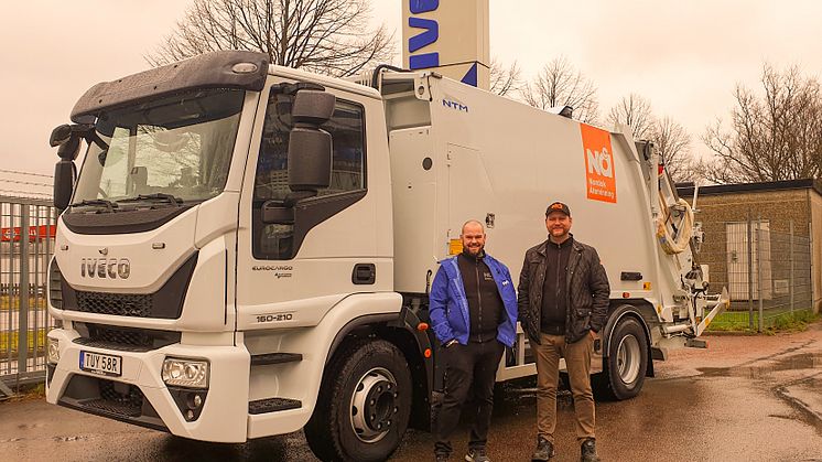 Freddy Andersson (t.v) och Joakim Lysell (t.h) från Nordisk Återvinning välkomnar varmt de nya tungviktarna från IVECO.