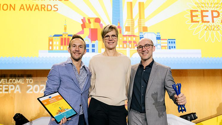 Fr vä: Andreas Kanon, Elisabeth Backteman, Henrik Bucht i Bilbao vid prisutdelningen av European Enterprise Promotion Awards; digital 