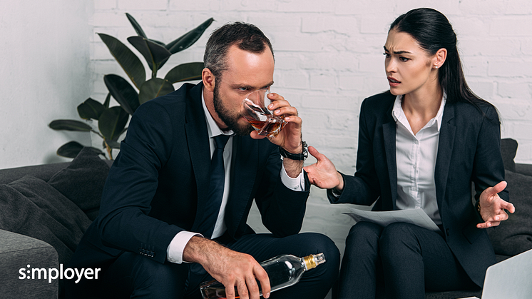 Här är expertens tips för dig som misstänker alkoholberoende hos en medarbetare.