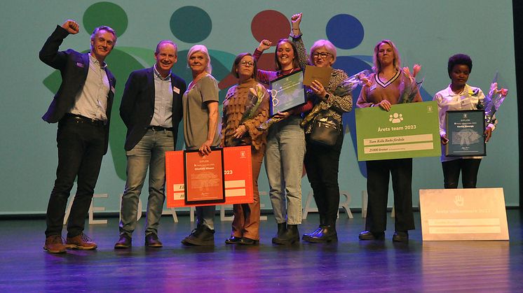 Årets medarbetare 2023. Från vänster till höger: Phillip Goodwin, Mikael Blomgren, Elisabeth Nilsson, Anna Mattsson, Amalia Lampa, Lena Helmström, Ronja Davidsson och Kavira Bwega. Foto: Kungsbacka kommun. 