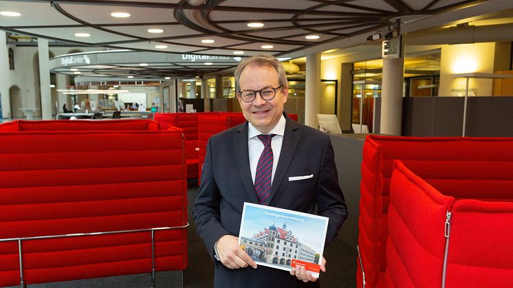 Der Direktor des Private Banking der Stadtsparkasse München, Florian von Khreninger-Guggenberger, stellt die neue Vermögensverwaltung des Hauses vor.