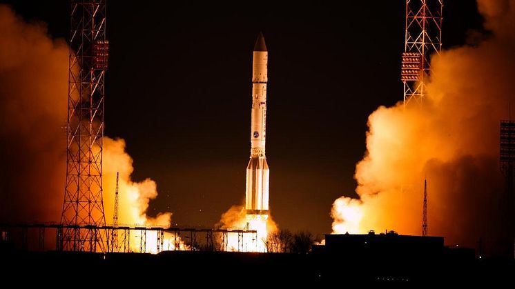 EUTELSAT 9B satellite soars into space