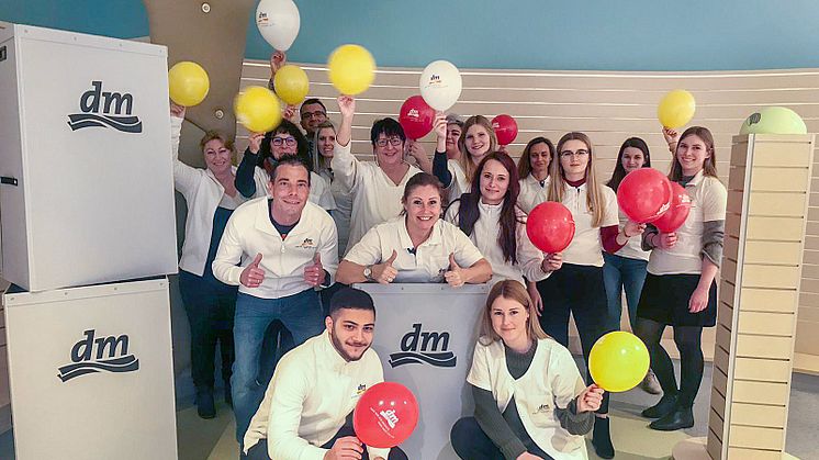 Das Team von dm-Markt in Bergheim freut sich auf die Kunden