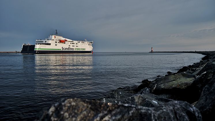 Premiere der neuen Hybridfähre „Berlin“: Scandlines spendiert über 9.000 Jungfernfahrt-Fußgängertickets für nur 1 EUR