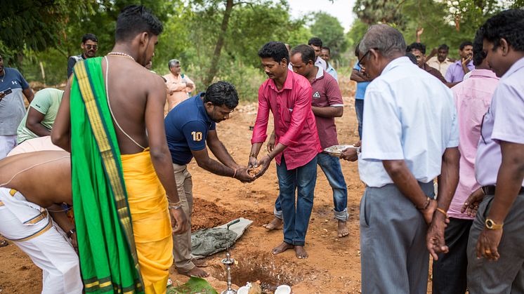 Grunnsteinen legges ned for en ny skole i Jaffna på Sri Lanka