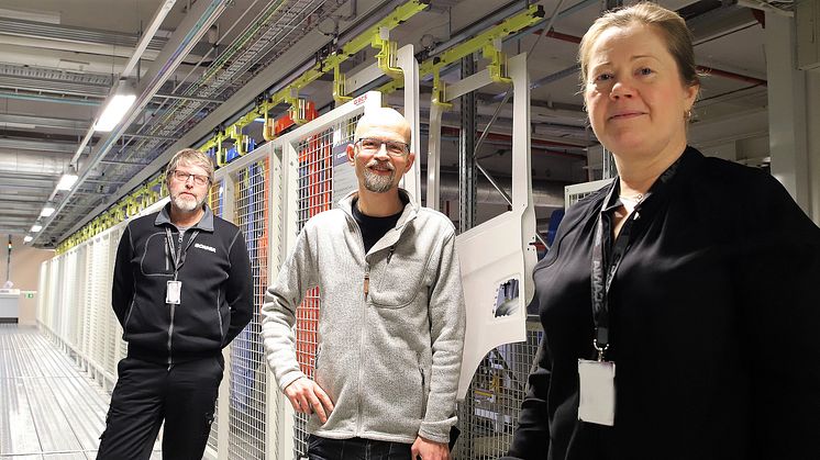 Scania i Oskarshamn är i starten på ett stort teknikskifte och kompetensutveckling av befintlig personal är en nyckelfaktor. Team på Scania fr vä: Robert Hjelm, Cecilia Axelsson och Roger Karlsson. Foto: Scania.