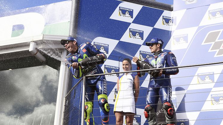 2位と3位でダブル表彰台を獲得したMovistar Yamaha MotoGPのV・ロッシ（左）とM・ビニャーレス